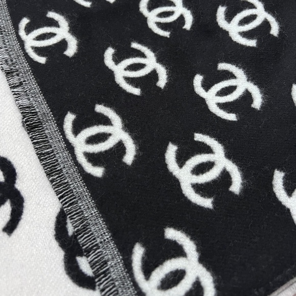 Auth BNIB Chanel CC Logo Wool Scarf Black & White - Picture 3 of 6